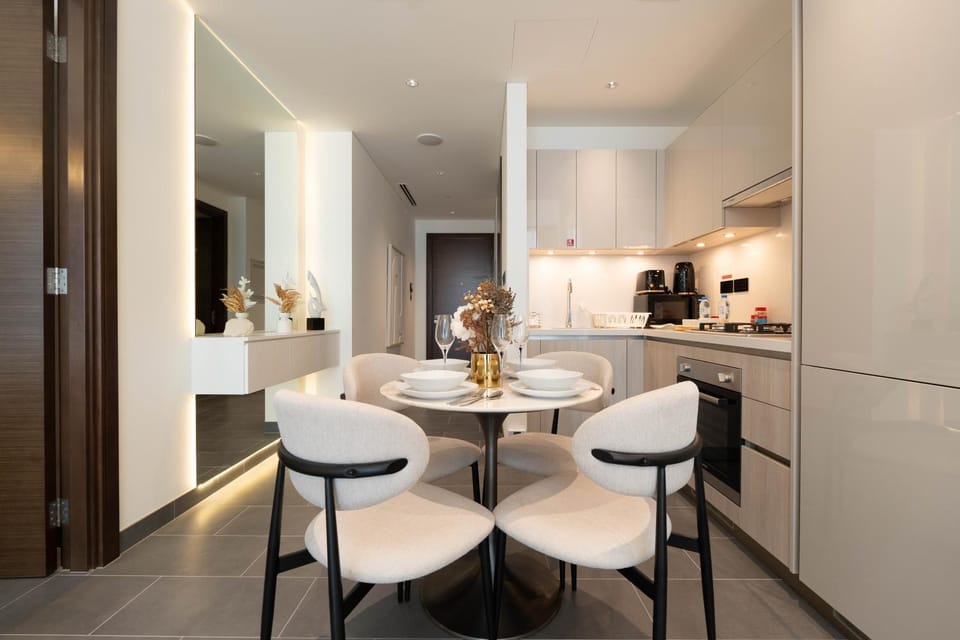 Kitchen or kitchenette, Dining area