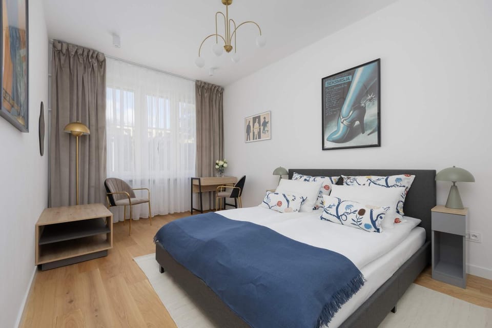 Bed, Photo of the whole room, Seating area, Bedroom
