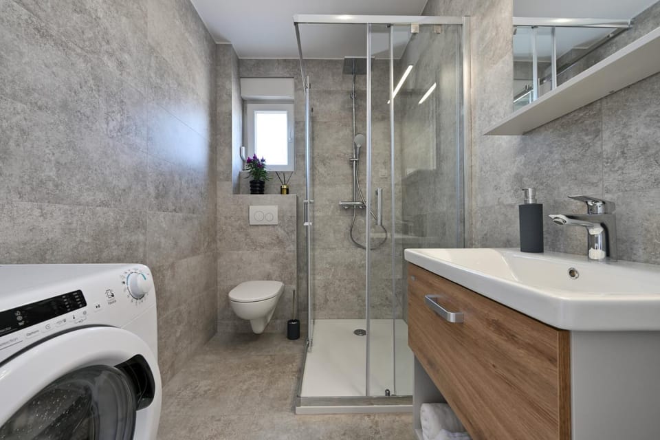 Toilet, Bathroom, towels, washing machine