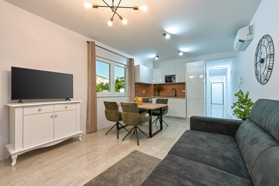 Communal lounge/ TV room, TV and multimedia, Living room, Seating area, Dining area