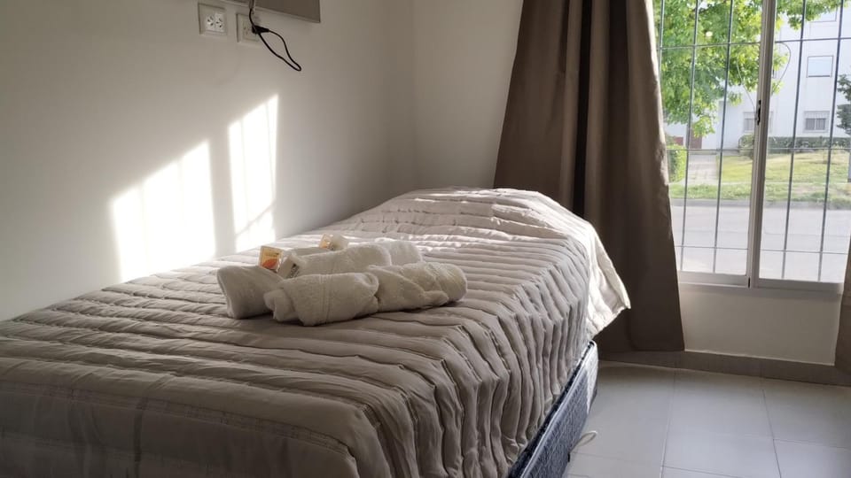 Bed, towels