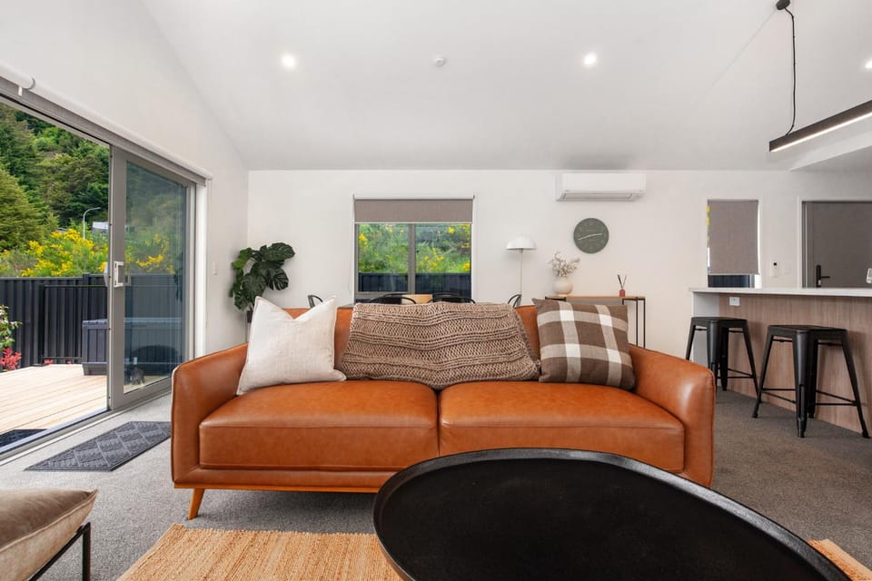 Warm Modern Retreat Walk to Town AND Breakfast House in Queenstown