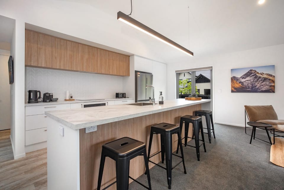 Warm Modern Retreat Walk to Town AND Breakfast House in Queenstown