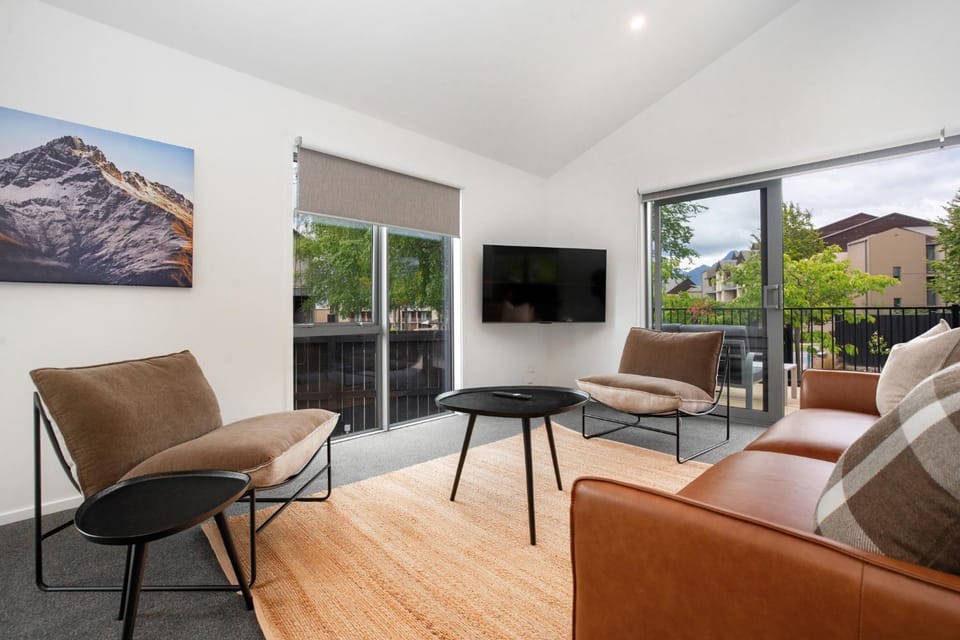 Warm Modern Retreat Walk to Town AND Breakfast House in Queenstown