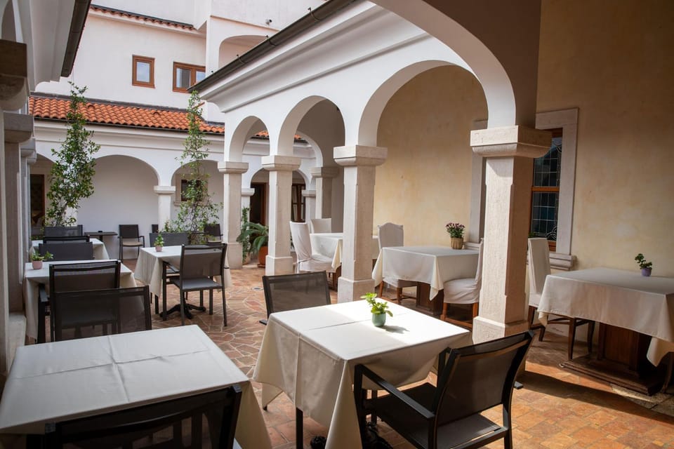Patio, Day, Banquet/Function facilities, Seating area