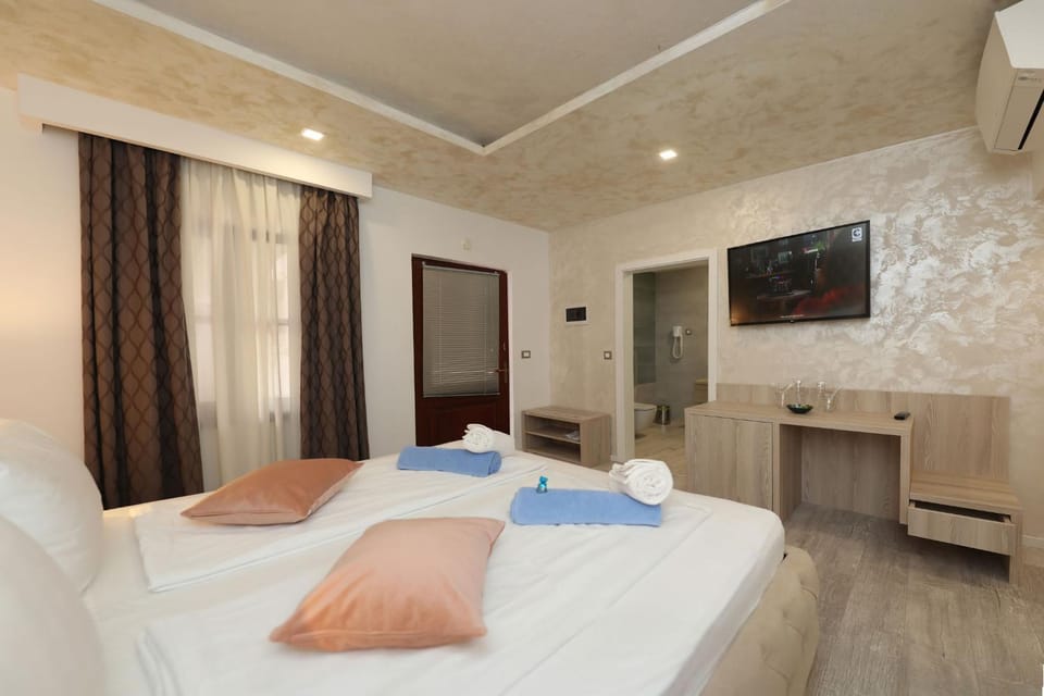 Bed, TV and multimedia, Photo of the whole room, Bedroom, towels, air conditioner
