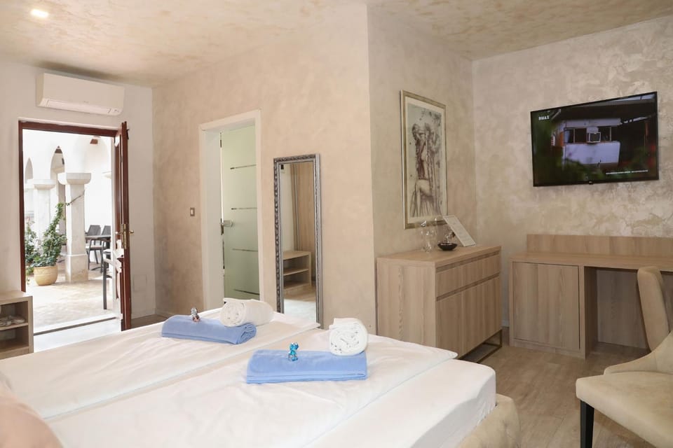 Bed, TV and multimedia, Photo of the whole room, Bedroom, towels