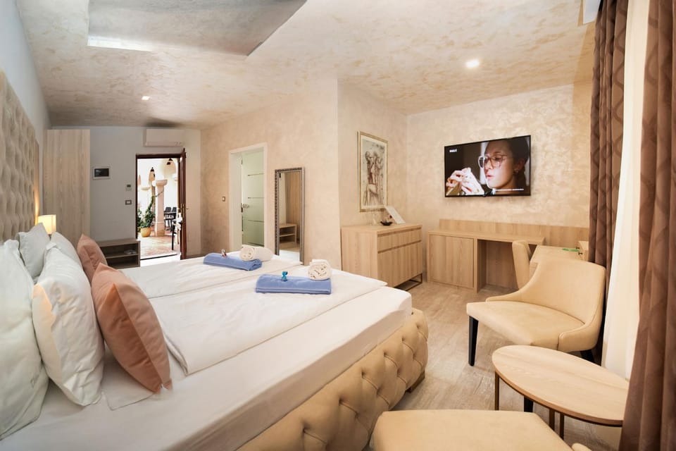 Bed, TV and multimedia, Photo of the whole room, Bedroom, towels