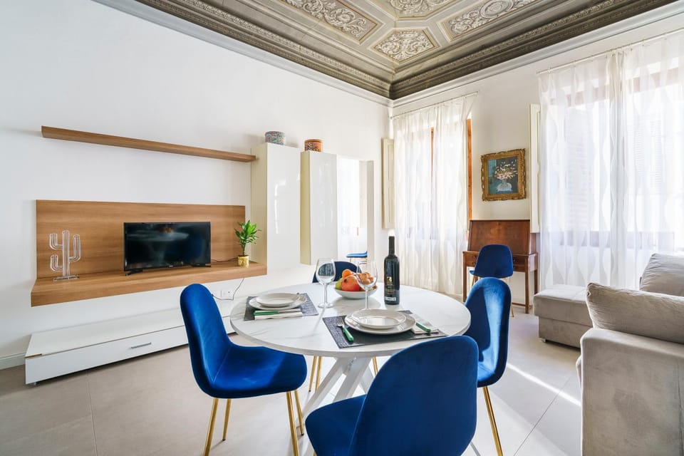 TV and multimedia, Living room, Seating area, Dining area