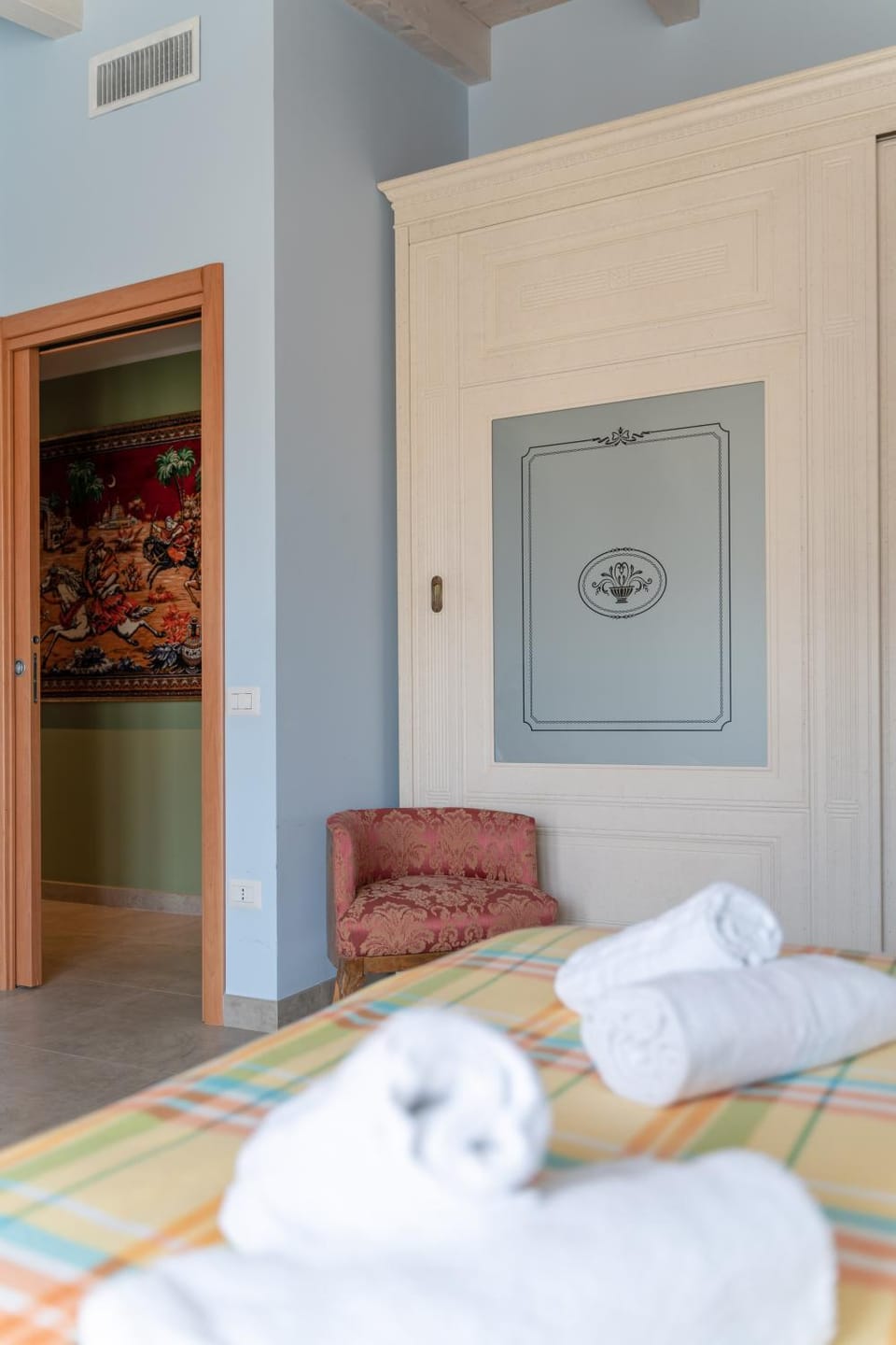 Bed, Photo of the whole room, Bedroom, towels