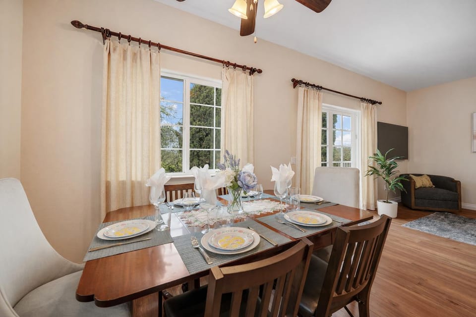 Living room, Seating area, Dining area