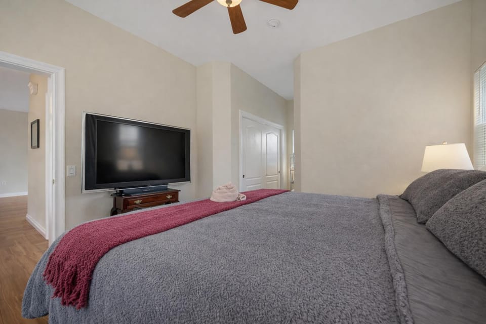 Bed, TV and multimedia, Photo of the whole room, Evening entertainment, Bedroom