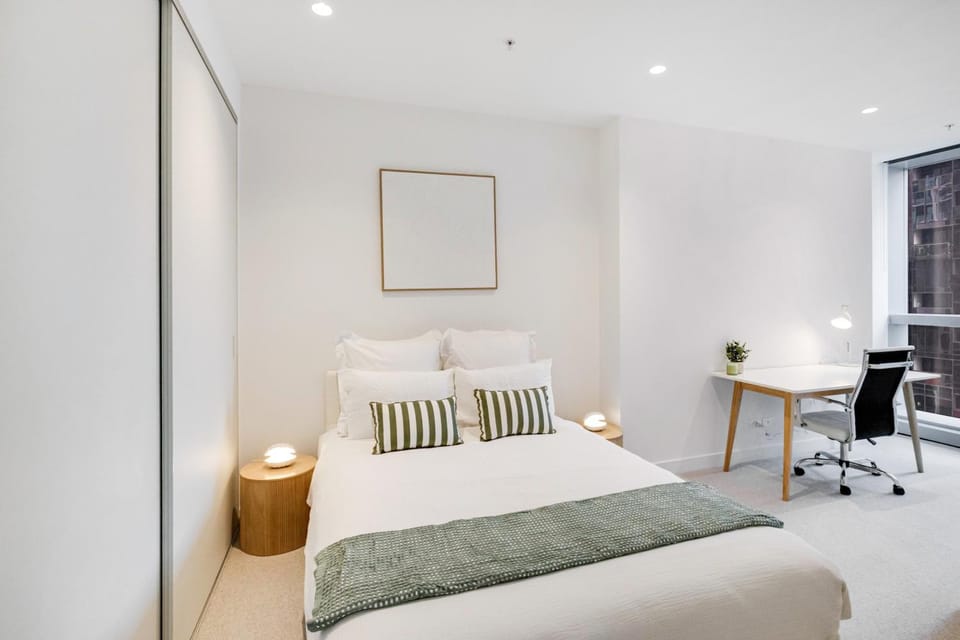 Bed, Photo of the whole room, Seating area, Bedroom