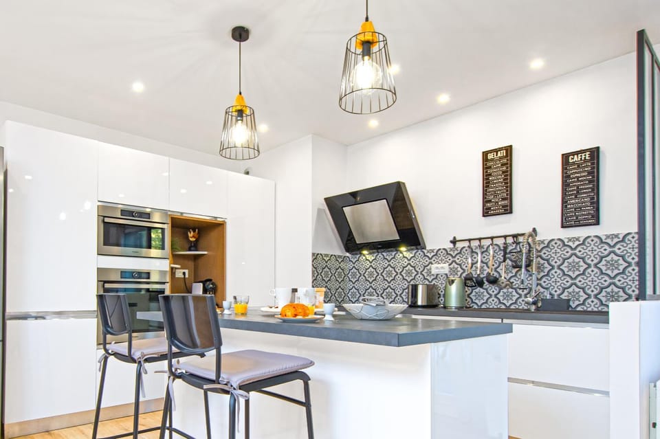 Kitchen or kitchenette, Dining area, dishwasher, oven, stove