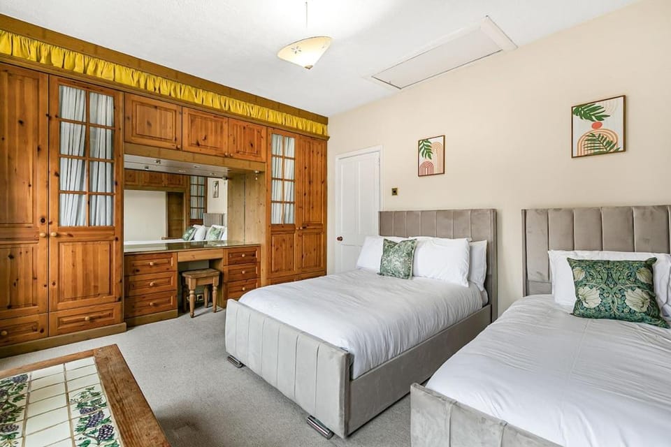 Spacious charming house near Heathrow House in London Borough of Hounslow