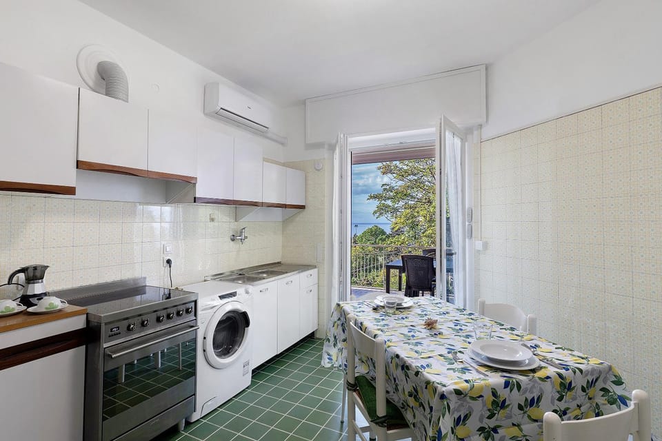 Property building, Kitchen or kitchenette, Living room