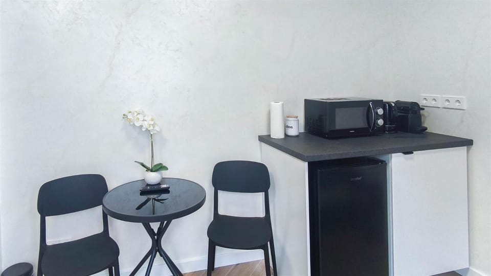 Coffee/tea facilities, Kitchen or kitchenette, Dining area, microwave