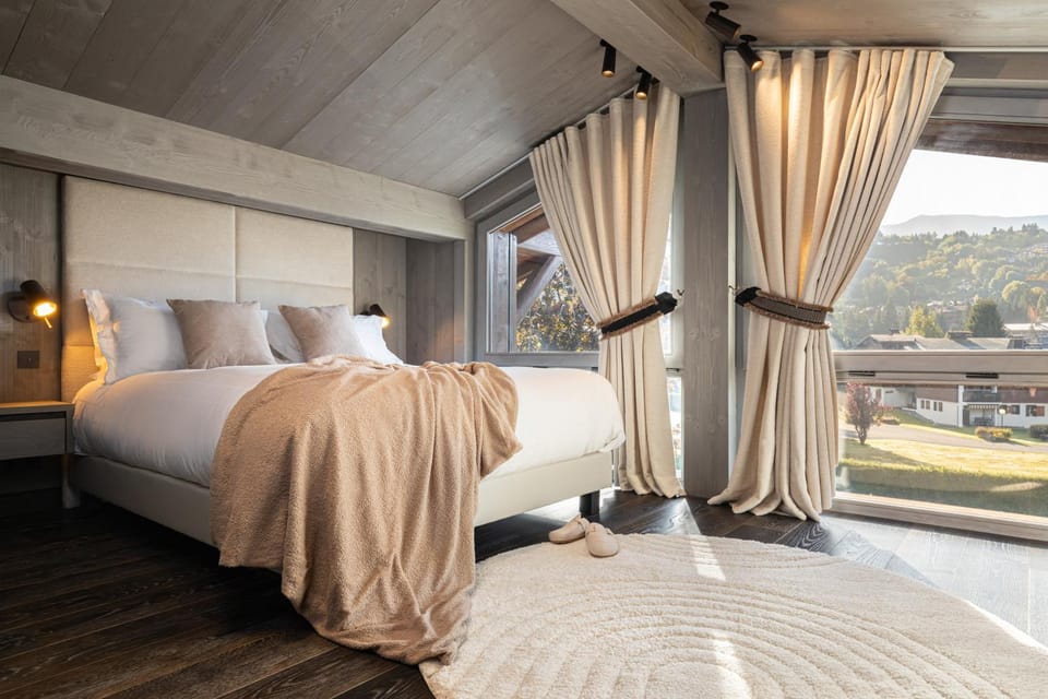 Photo of the whole room, Mountain view