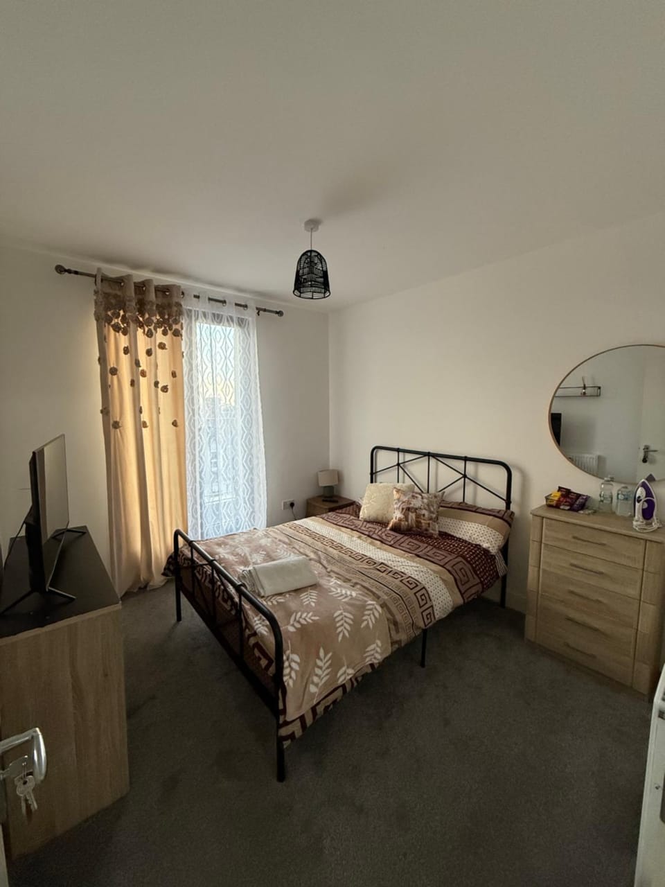 Photo of the whole room, Bedroom
