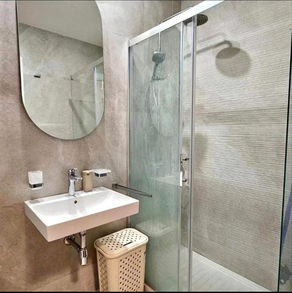 Shower, Bathroom, towels