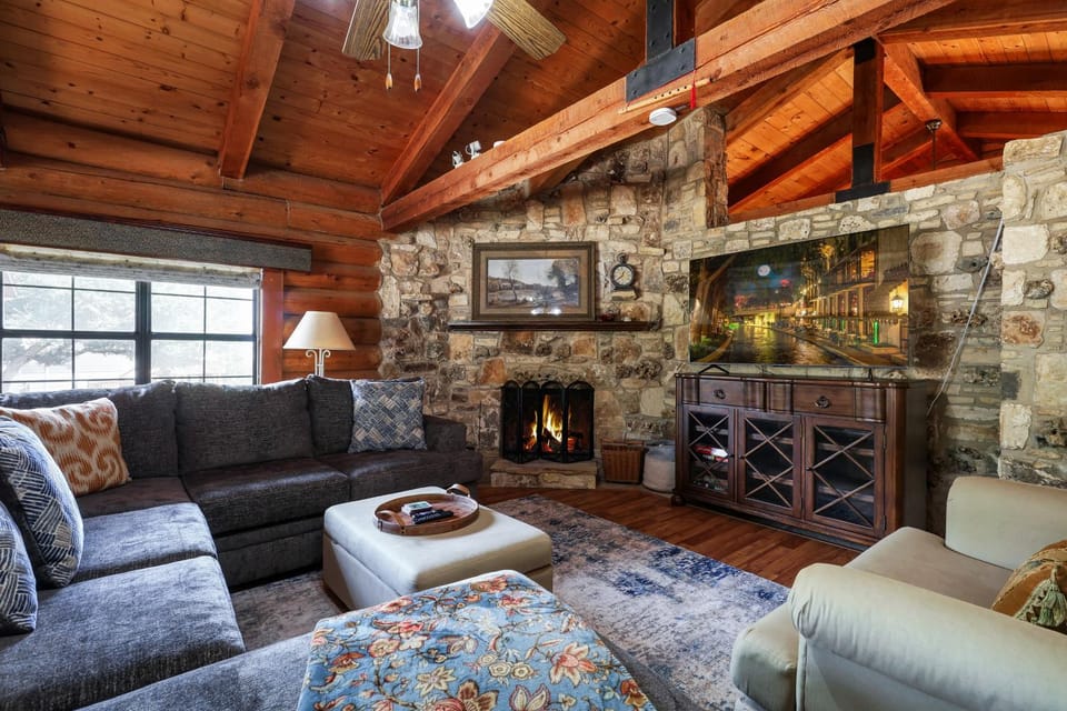 Canyon Lake Haven Cabin Hot Tub Yard BBQ Fire Pit Cabin in Canyon Lake