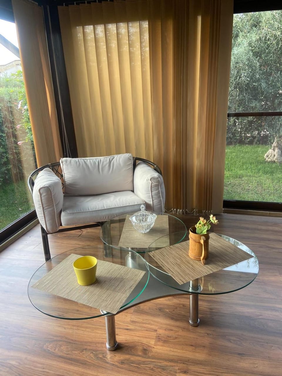 Patio, Garden, View (from property/room), Balcony/Terrace, Living room, Food and drinks, Seating area, Dining area, Food, Garden view