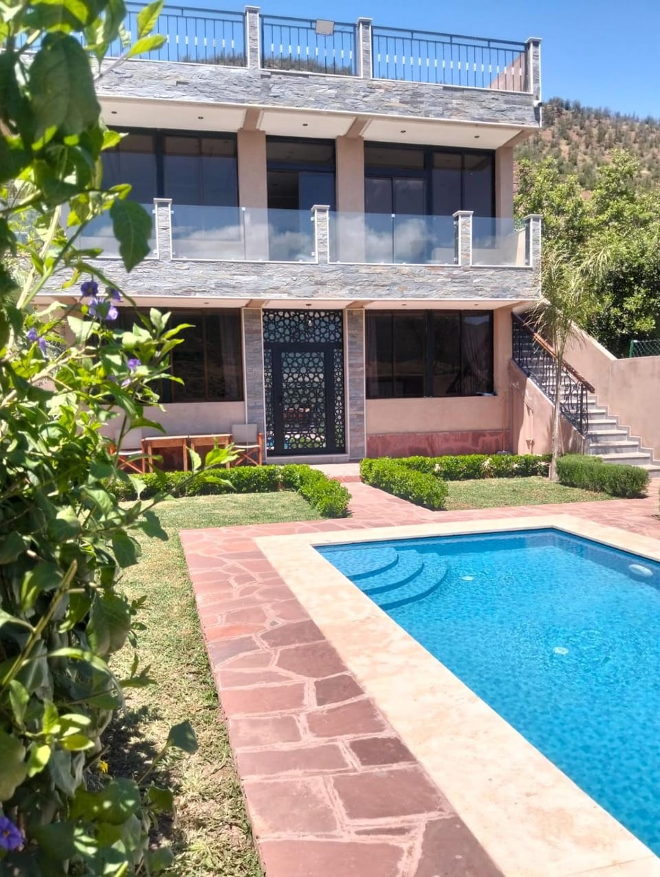 Property building, Day, Garden, Garden view, Swimming pool