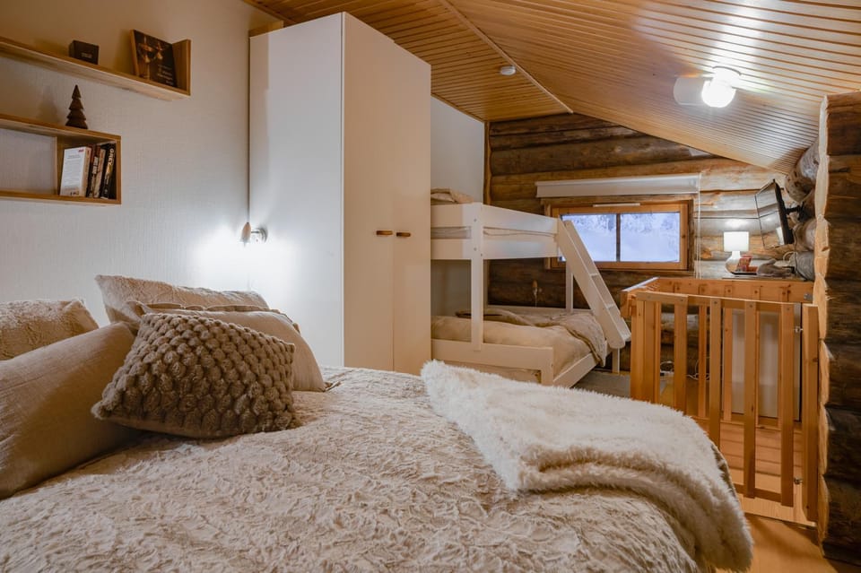 Bed, Photo of the whole room, bunk bed