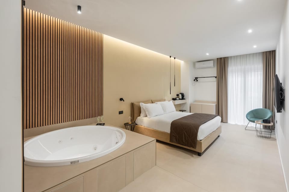 Bed, Hot Tub, Photo of the whole room, Bedroom