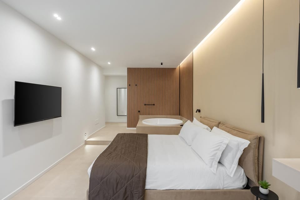 Bed, Hot Tub, Photo of the whole room, Bedroom