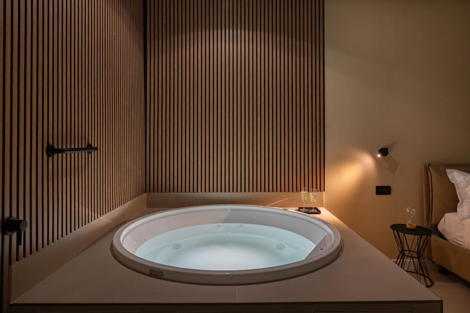 Hot Tub, Photo of the whole room, Bedroom