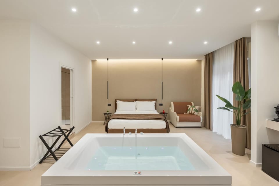 Hot Tub, Photo of the whole room, Bedroom