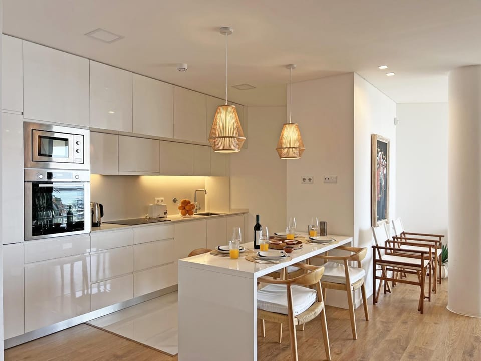Coffee/tea facilities, Kitchen or kitchenette, Living room, Food and drinks, Dining area, Food, stove