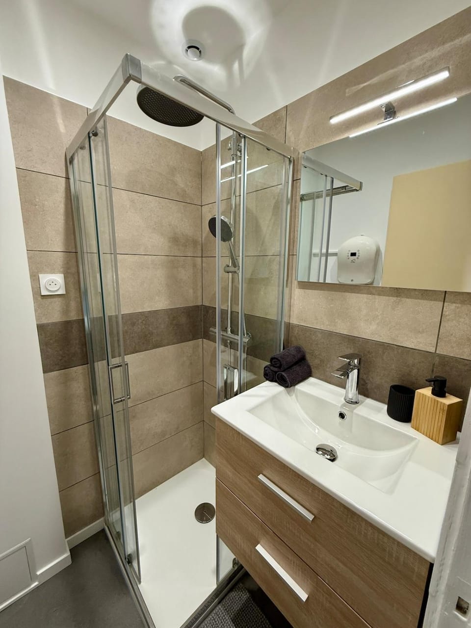 Shower, Bathroom, towels