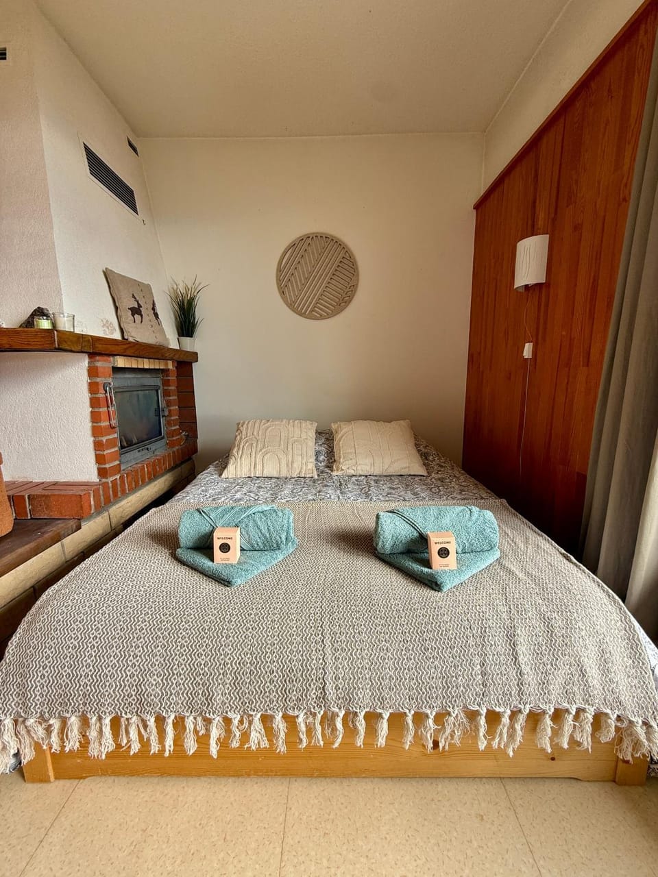 Bed, Photo of the whole room, Bedroom, towels