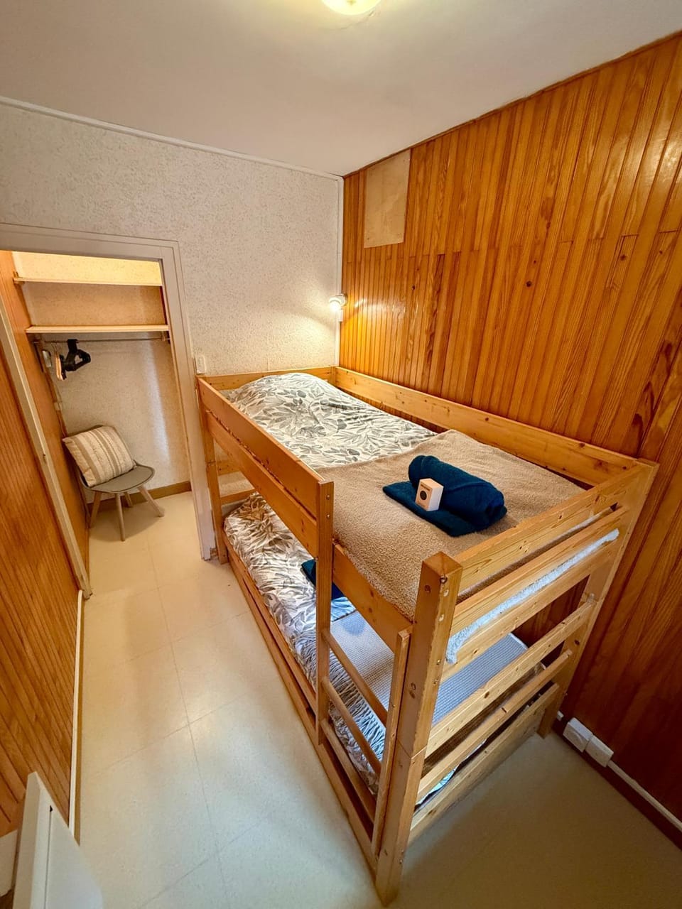 Photo of the whole room, Bedroom, bunk bed