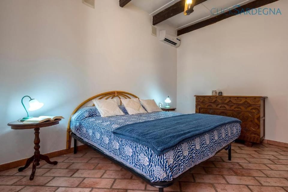 Bed, Photo of the whole room, Bedroom, air conditioner