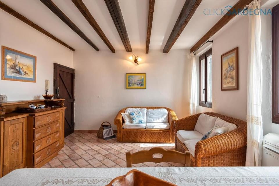 TV and multimedia, Living room, Photo of the whole room, Seating area, air conditioner