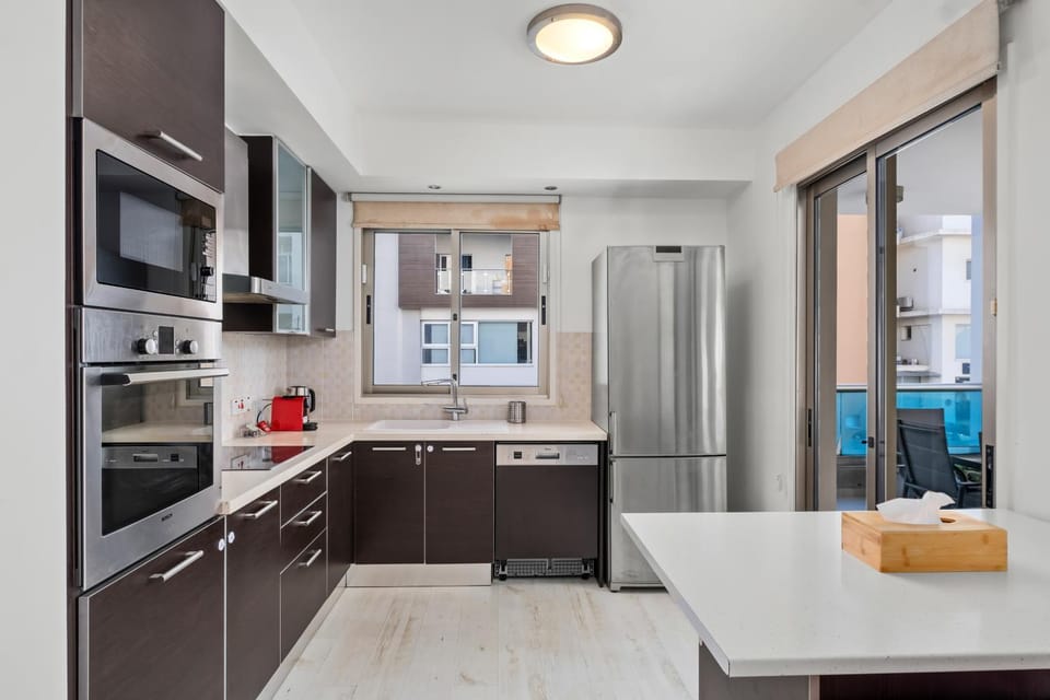 Kitchen or kitchenette, Dining area, dishwasher, oven, stove