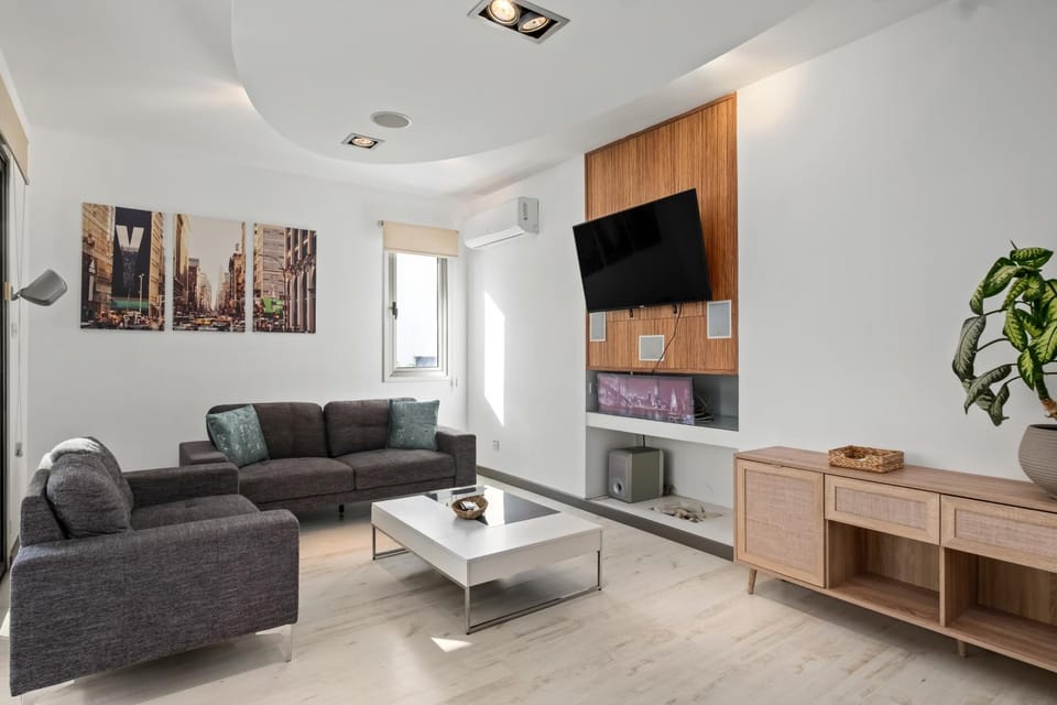 Communal lounge/ TV room, TV and multimedia, Living room, Seating area, Evening entertainment