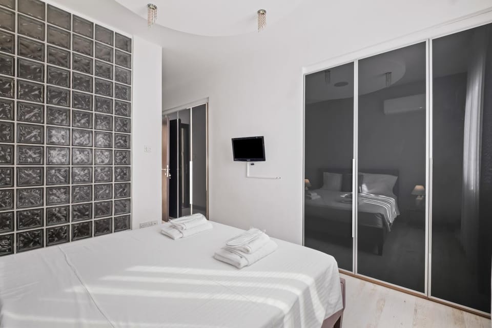 Bed, TV and multimedia, Bedroom, towels, wardrobe