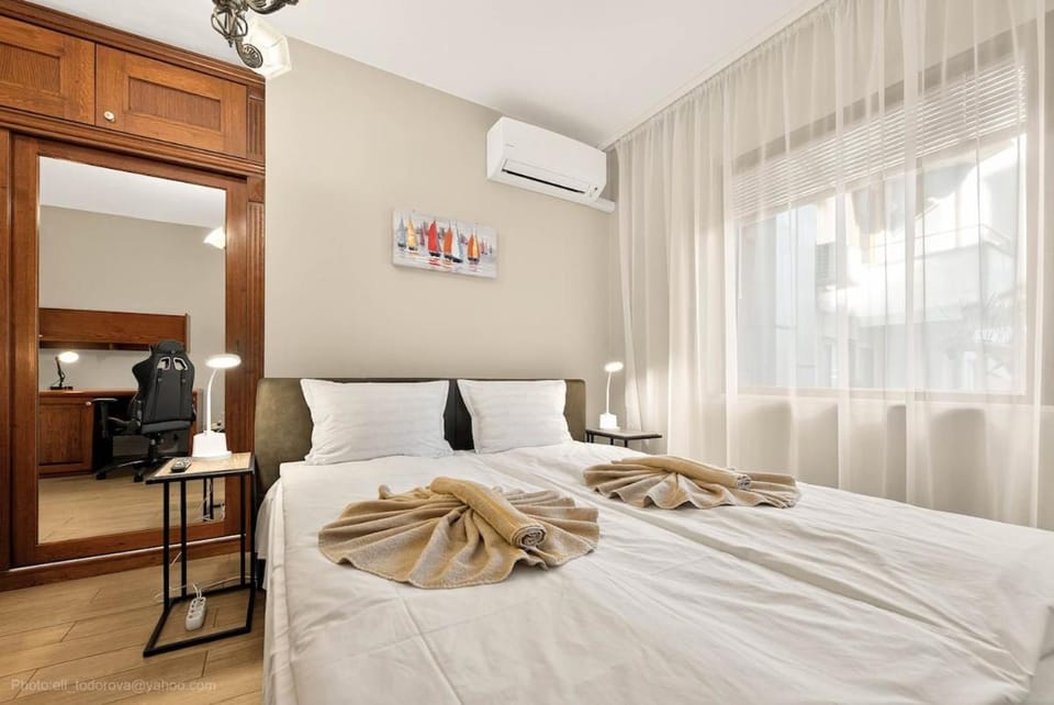 Bed, Bedroom, towels, air conditioner