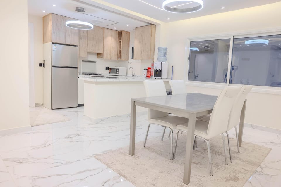 Kitchen or kitchenette, Dining area, oven