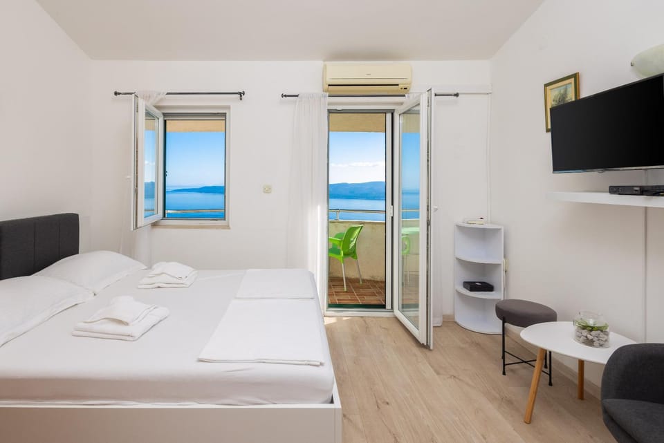 Bed, TV and multimedia, Seating area, Bedroom, Sea view, towels, air conditioner