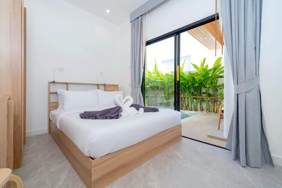 Bed, View (from property/room), Photo of the whole room, Bedroom, Pool view