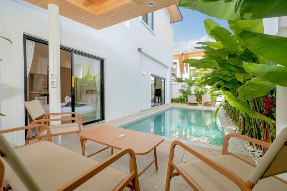 Patio, Day, Balcony/Terrace, Swimming pool, Swimming pool, sunbed