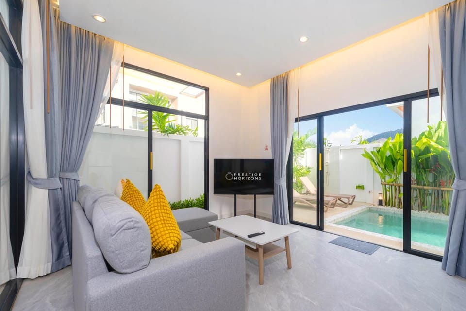 TV and multimedia, View (from property/room), Living room, Photo of the whole room, Seating area, Evening entertainment, Pool view