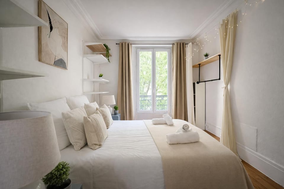 Bedroom, towels