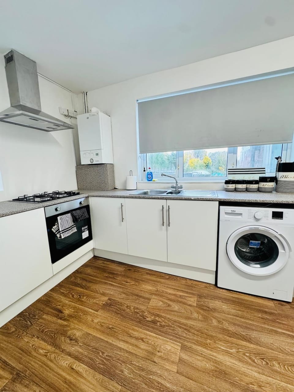 Kitchen or kitchenette, oven, toaster, washing machine