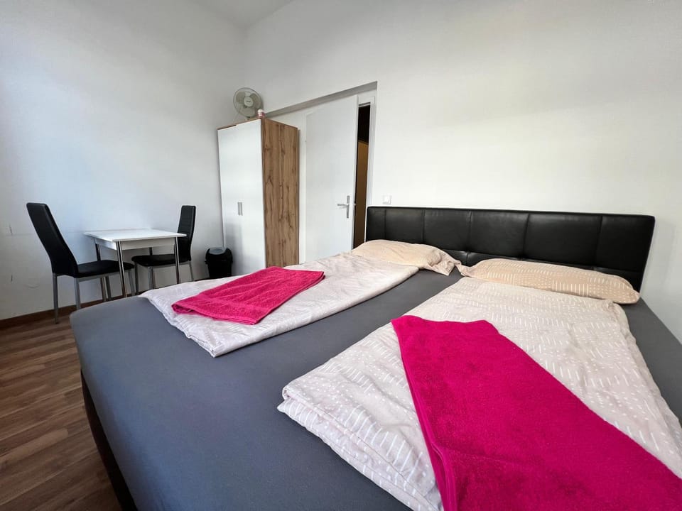 Bed, Seating area, Bedroom